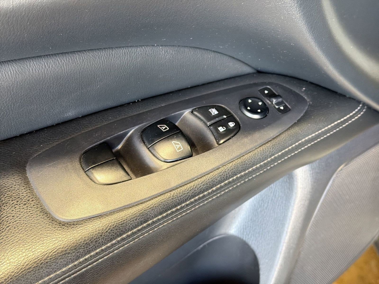 Used 2018 Nissan Pathfinder SV image 21