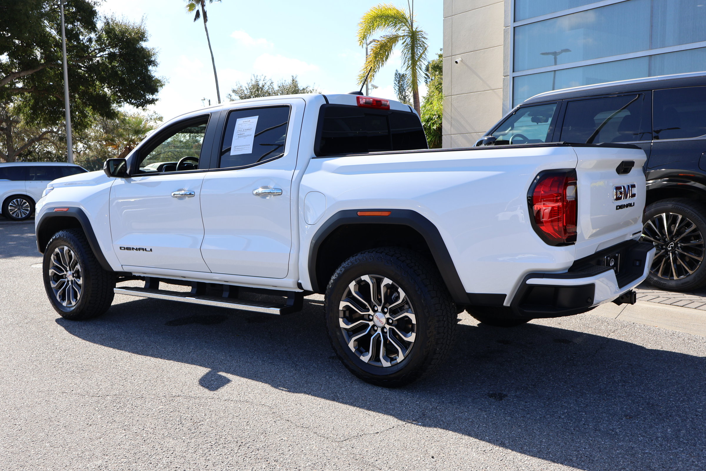 Used 2025 GMC Canyon Denali image 7