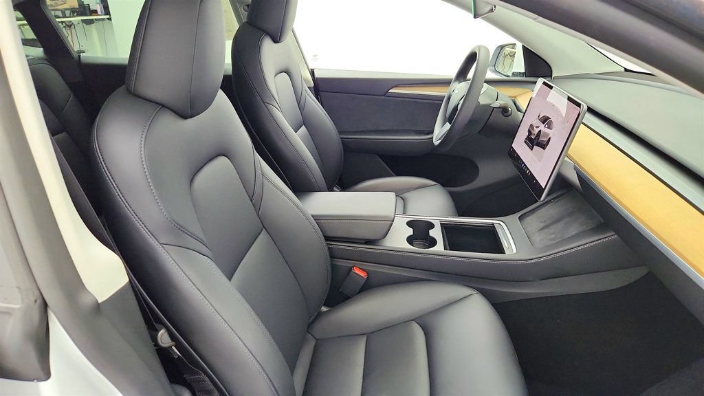 Used 2025 Tesla Model Y Long Range AWD/4WD image 29