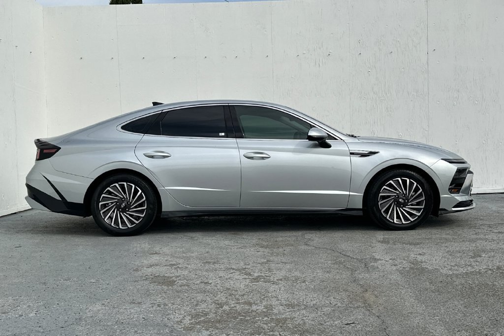Used 2024 Hyundai Sonata SEL FWD image 2