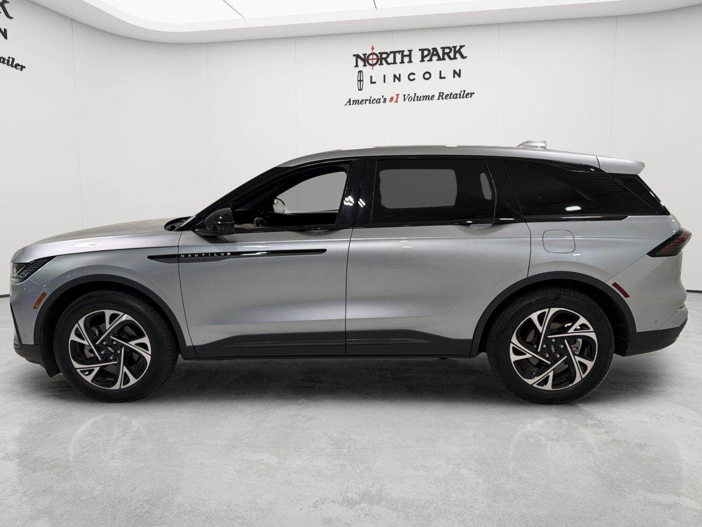 Used 2024 Lincoln Nautilus Premier w/ Equipment Group 102A AWD/4WD image 2