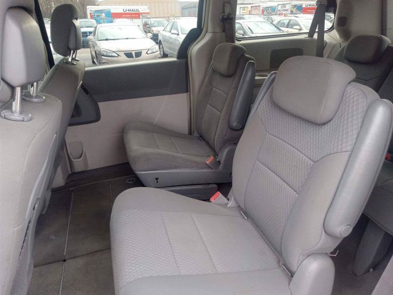 Used 2010 Chrysler Town & Country Touring FWD image 9