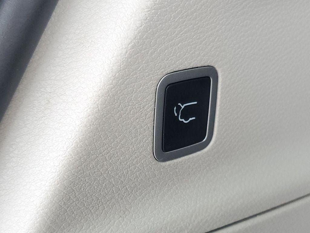 Used 2024 Chrysler Pacifica Touring-L FWD image 9