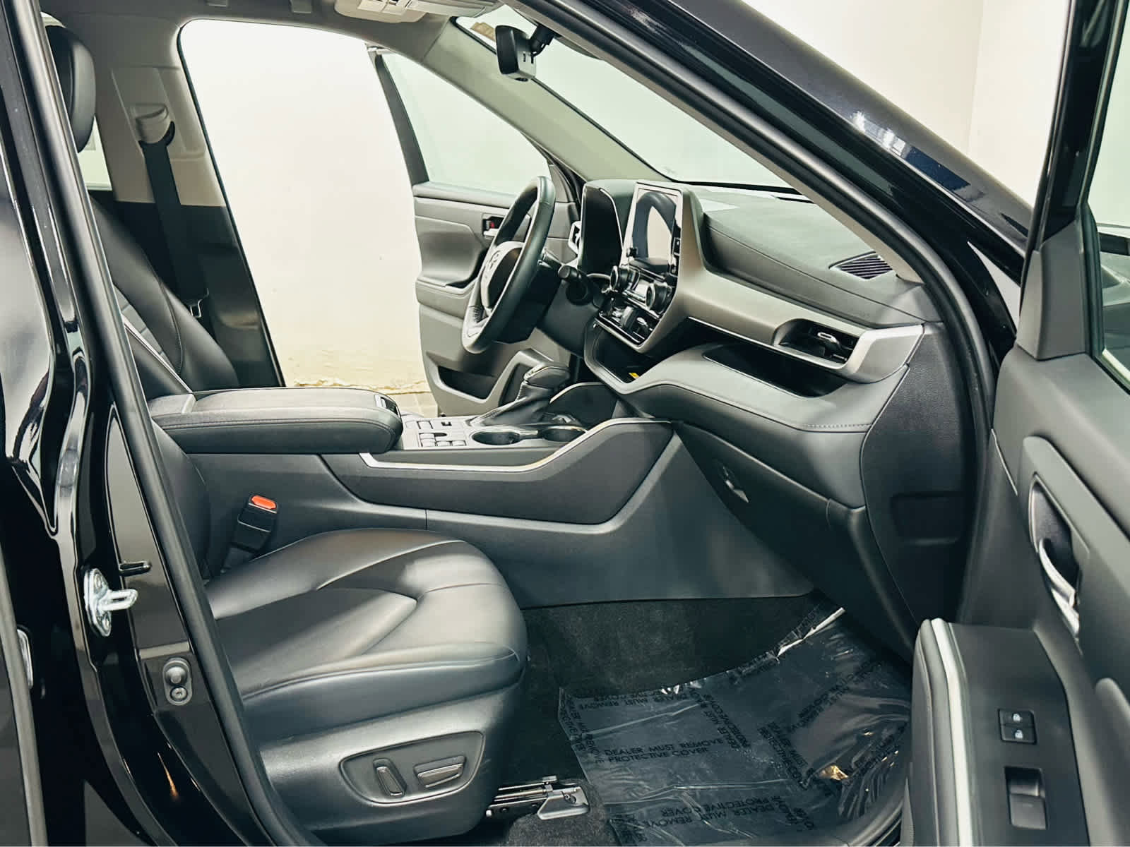 Used 2023 Toyota Highlander XLE AWD/4WD image 7