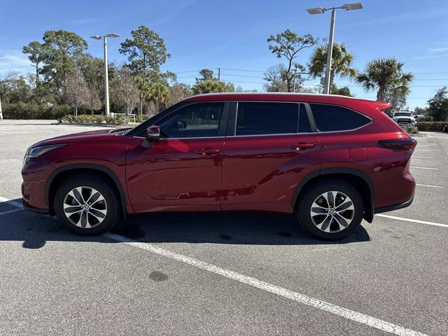 Used 2025 Toyota Highlander XLE image 6