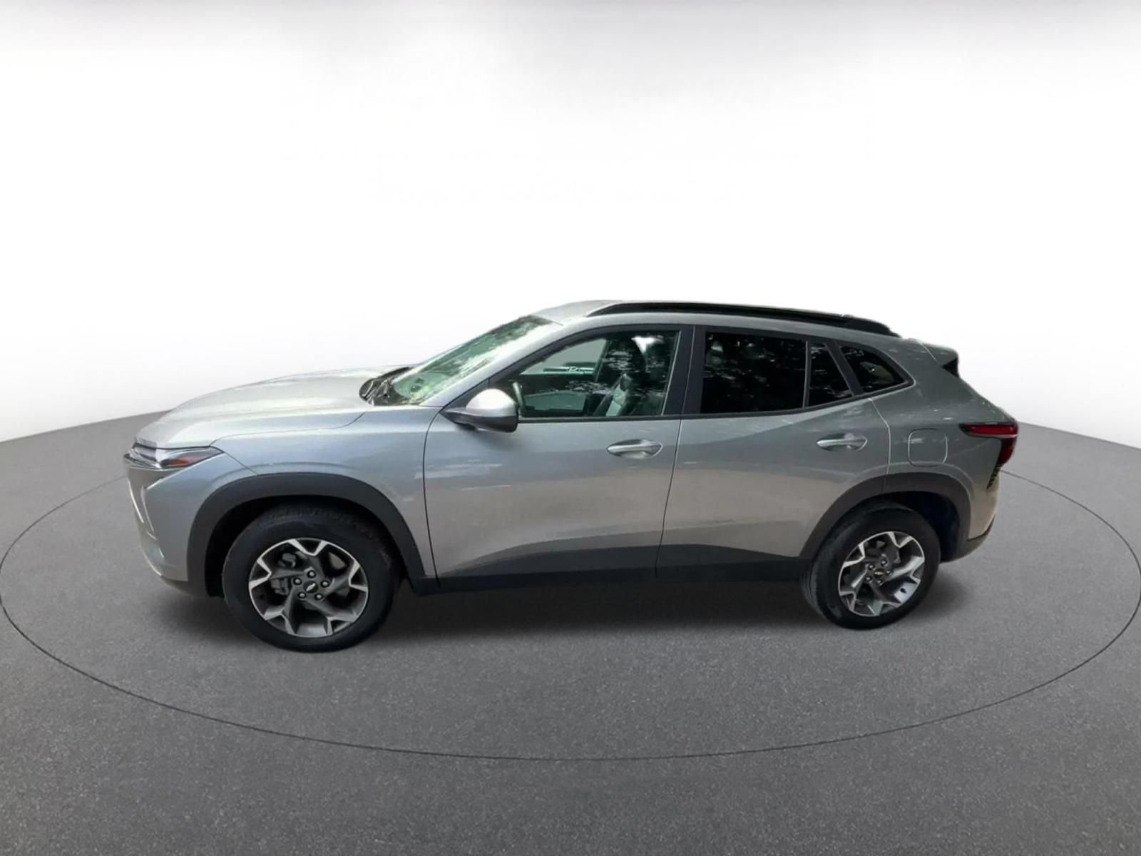 Used 2025 Chevrolet Trax LT w/ LT Convenience Package FWD image 7