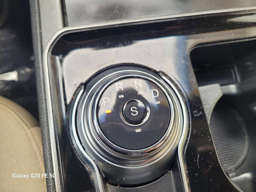 Used 2020 Ford Edge SE image 18