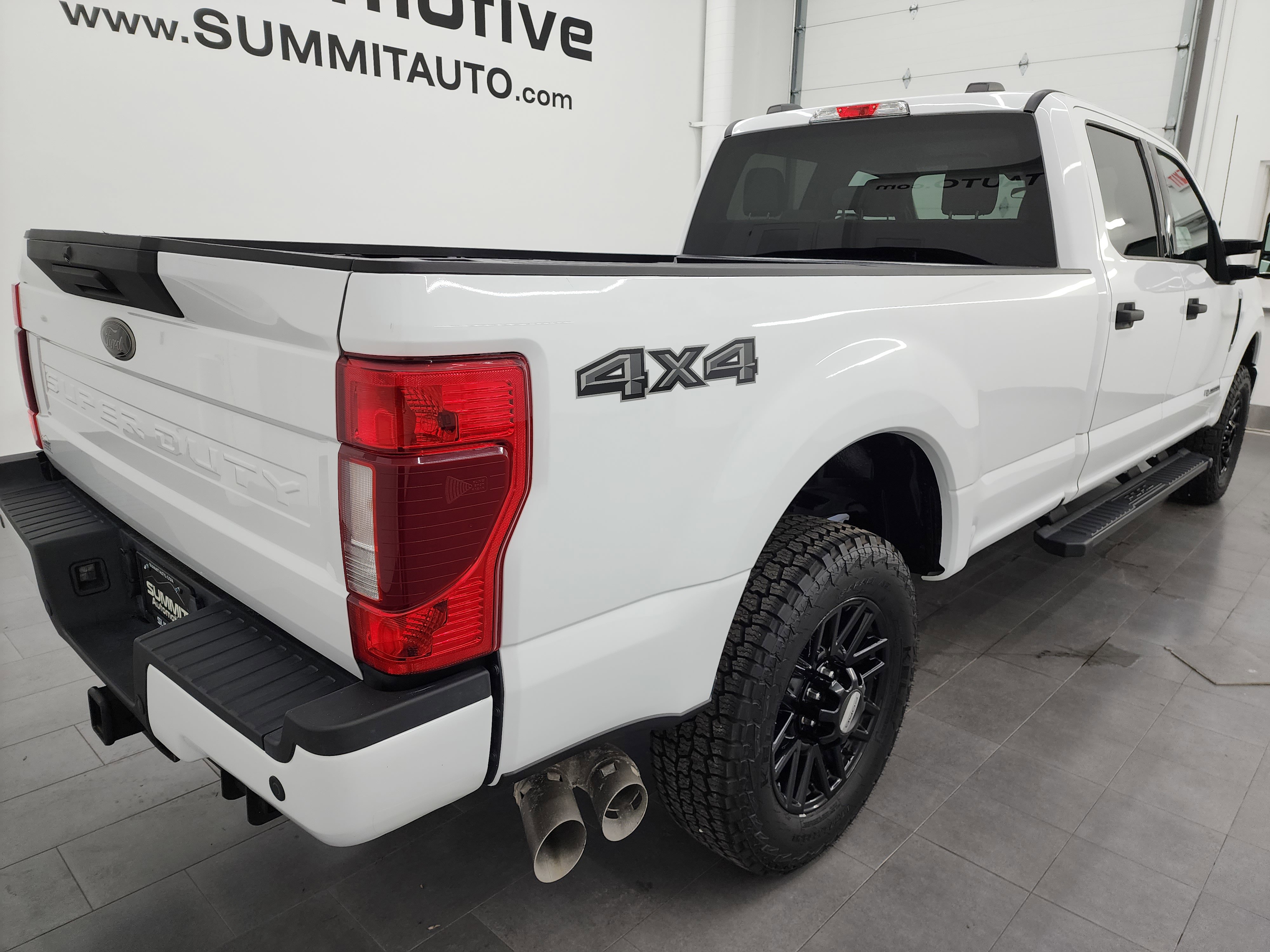 Used 2022 Ford F350 XLT w/ Black Appearance Package image 4