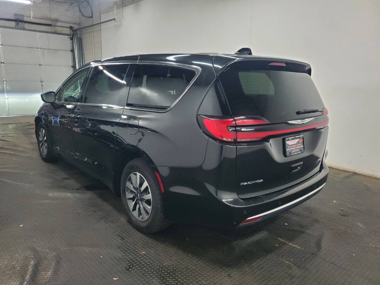 Used 2023 Chrysler Pacifica Touring-L FWD image 5