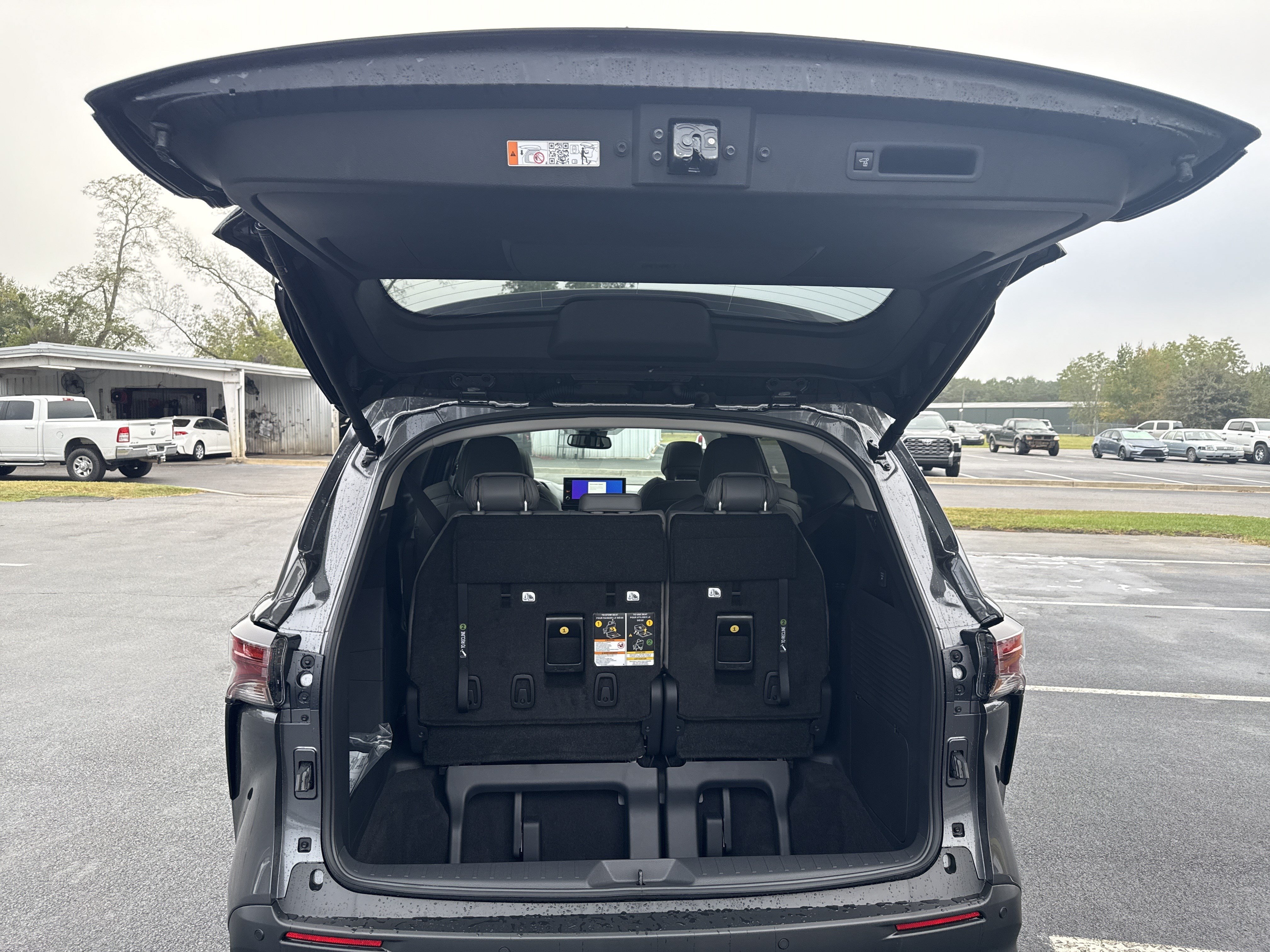 New 2025 Toyota Sienna XLE w/ XLE Plus Package FWD image 32