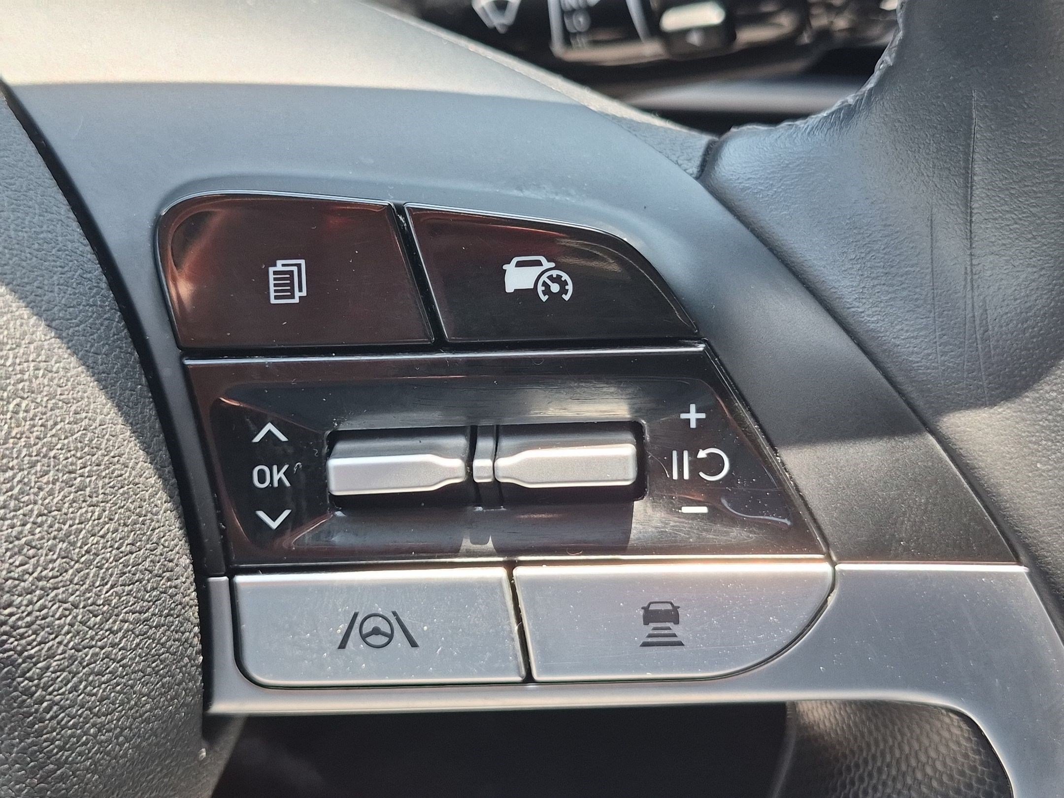 Certified 2025 Hyundai Elantra SEL FWD image 18