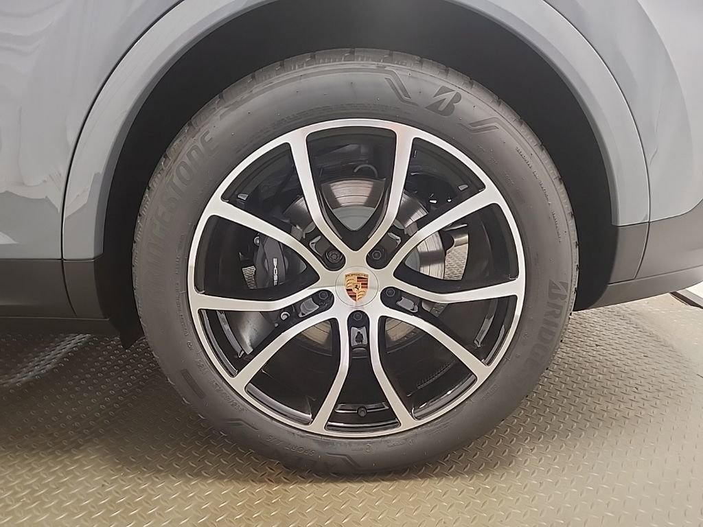 Certified 2025 Porsche Cayenne AWD/4WD image 46