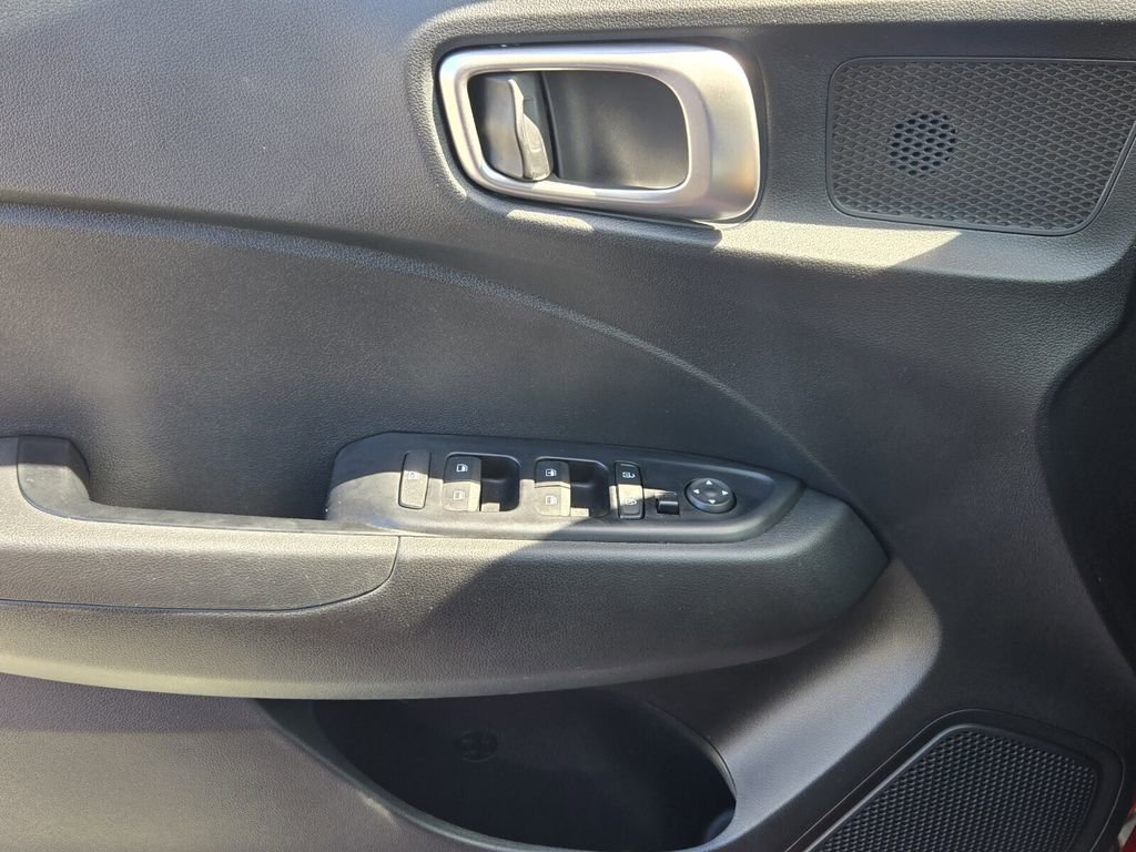 Certified 2025 Hyundai Venue SE FWD image 28