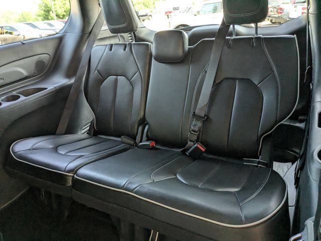 Used 2025 Chrysler Pacifica Limited FWD image 28