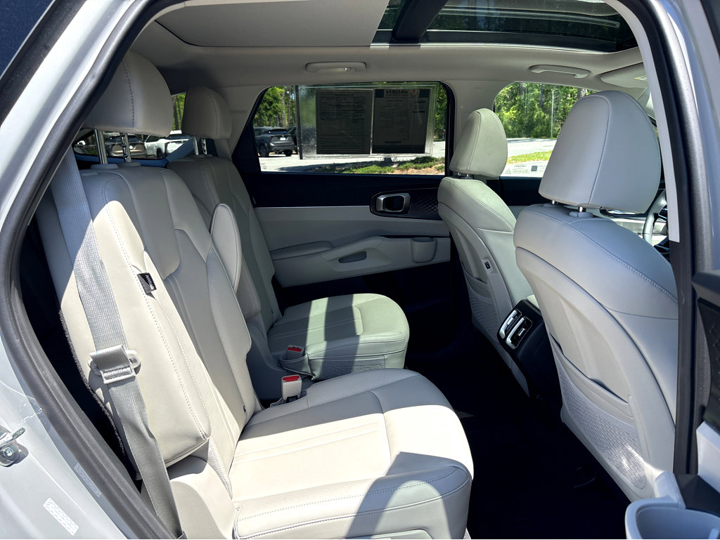 Used 2024 Kia Sorento EX w/ Panoramic Sunroof Package image 16
