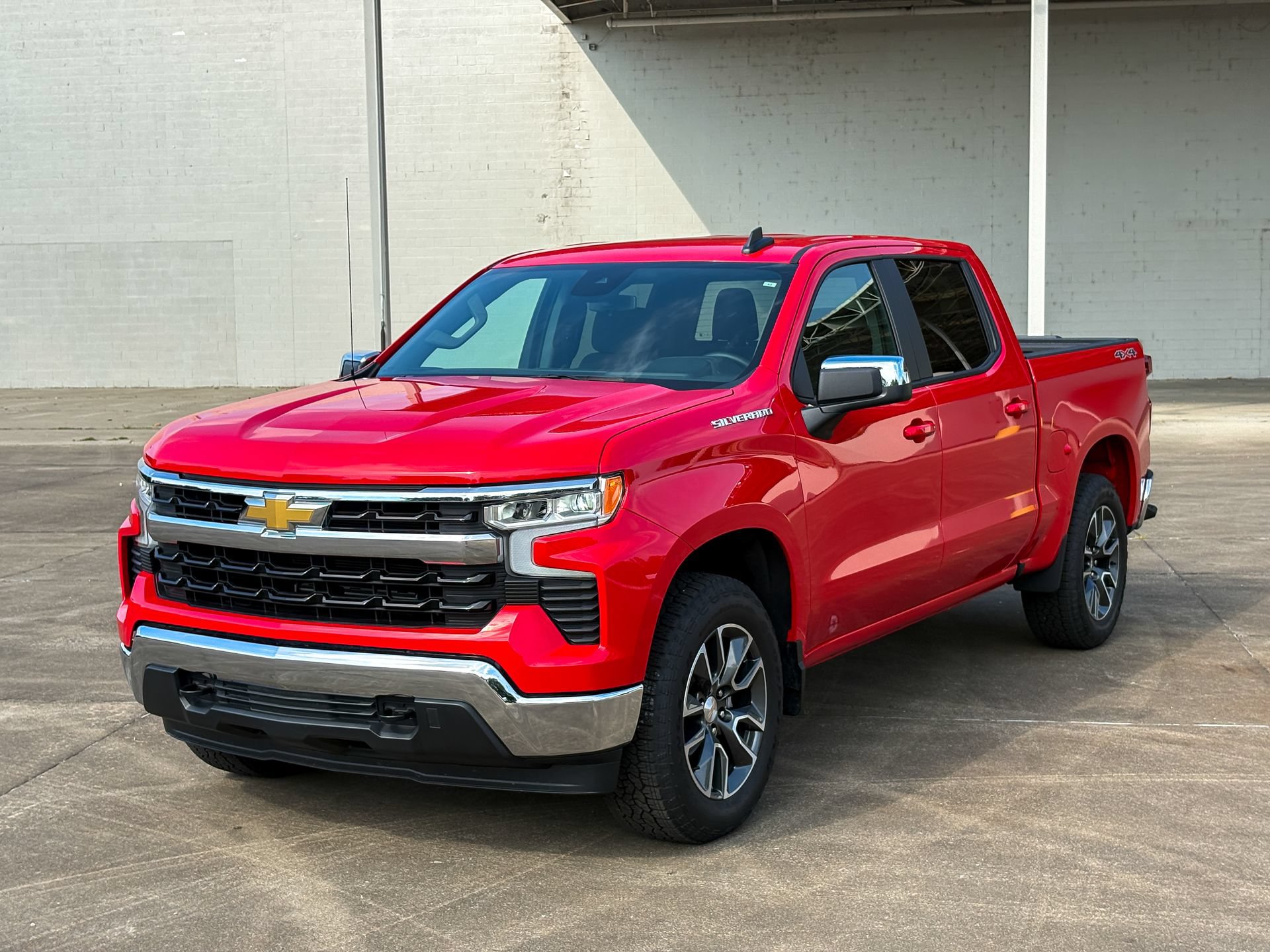 Used 2024 Chevrolet Silverado 1500 LT AWD/4WD image 5