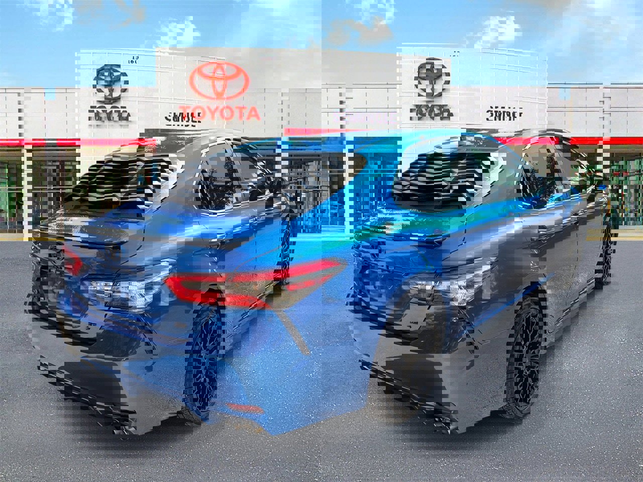 Used 2019 Toyota Camry SE image 3