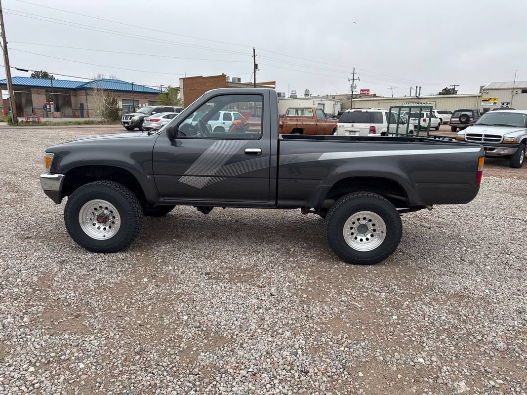 Used 1989 Toyota Pickup Deluxe AWD/4WD image 6