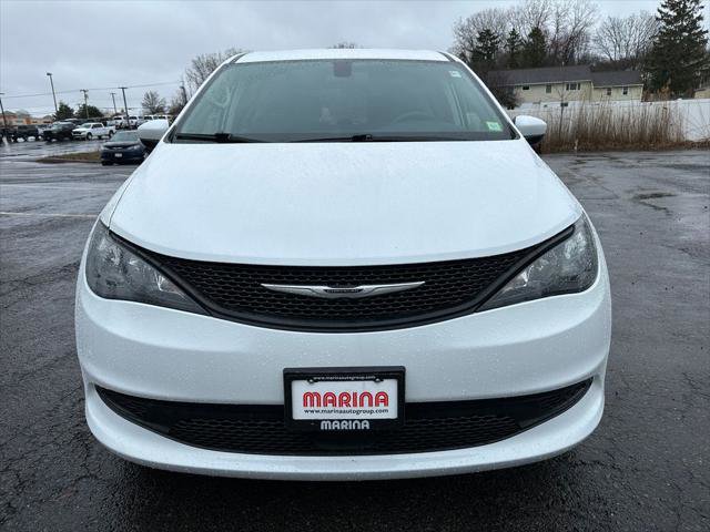 Certified 2022 Chrysler Voyager LX image 12