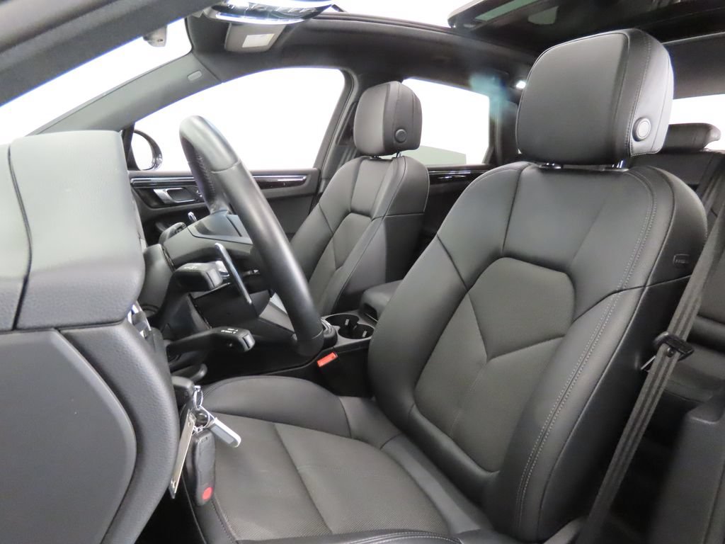 Certified 2025 Porsche Macan AWD/4WD image 5
