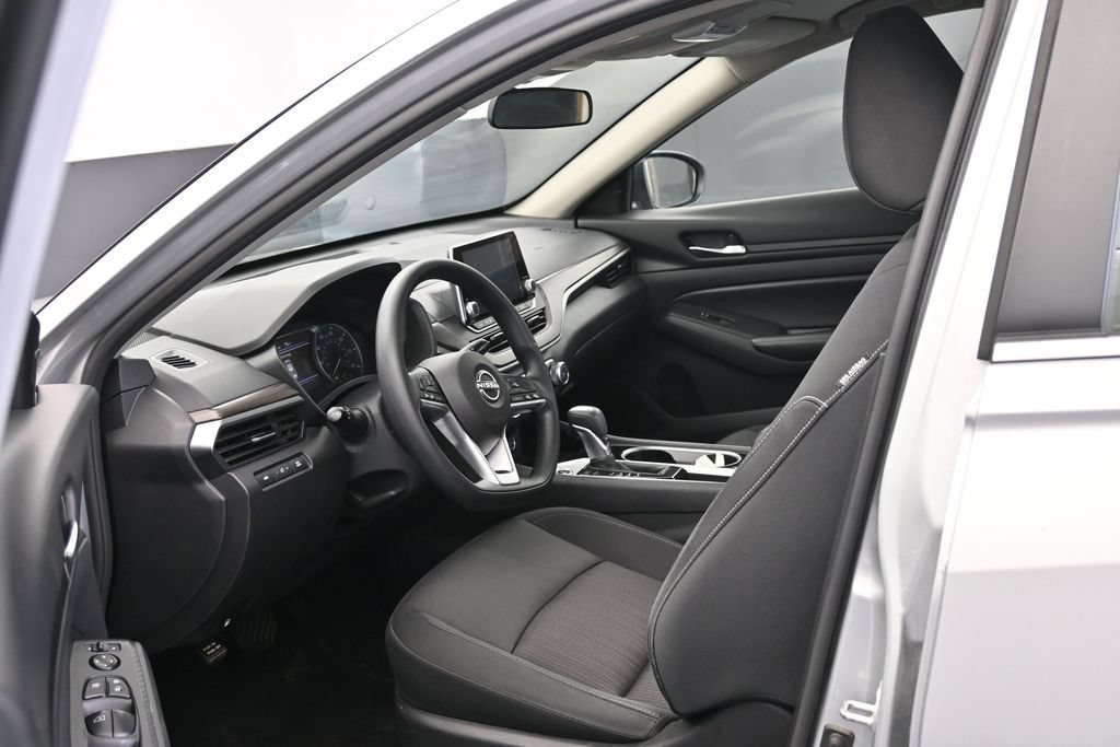 Used 2024 Nissan Altima 2.5 SV FWD image 21