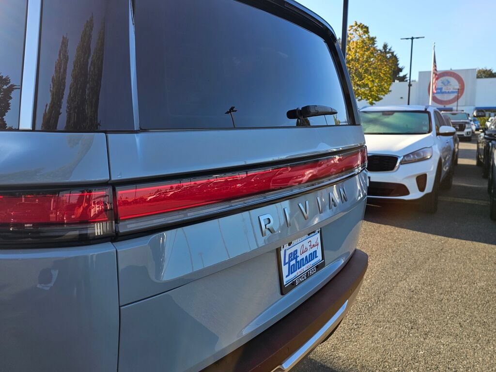 Used 2025 Rivian R1S Adventure Dual AWD/4WD image 23