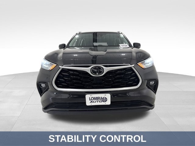 Used 2020 Toyota Highlander XLE AWD/4WD image 3