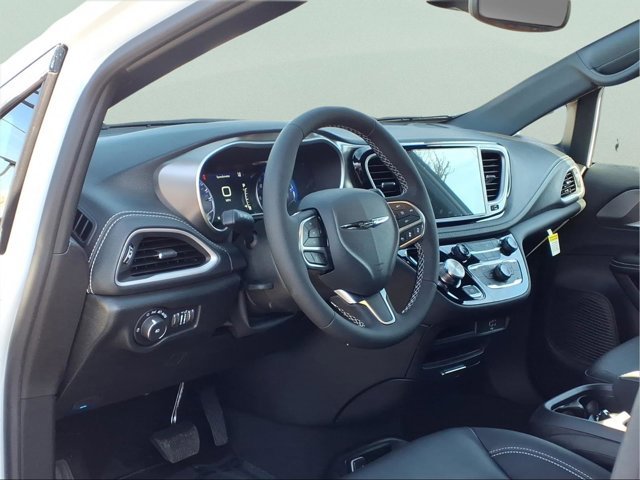 New 2026 Chrysler Pacifica Select image 8