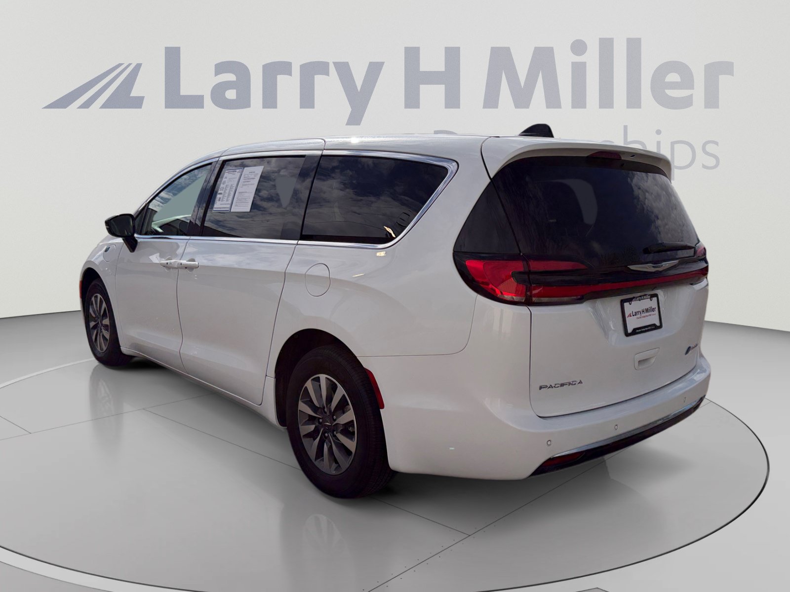 Used 2024 Chrysler Pacifica Limited FWD image 3