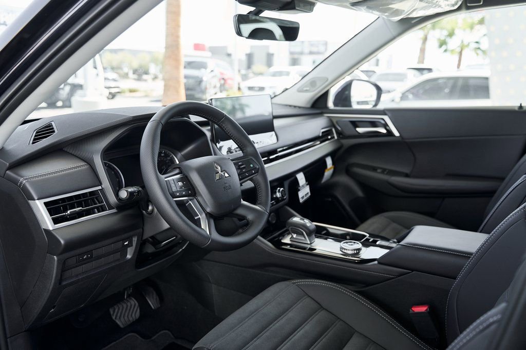 Used 2025 Mitsubishi Outlander SE FWD image 2