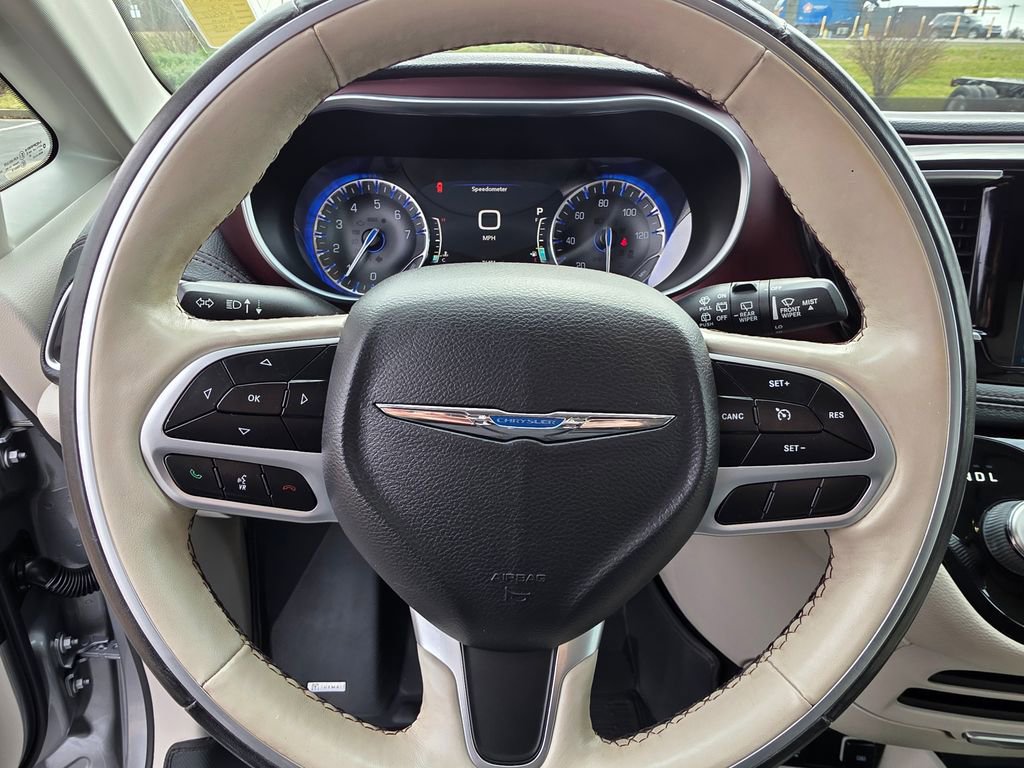 Used 2020 Chrysler Pacifica Limited image 16