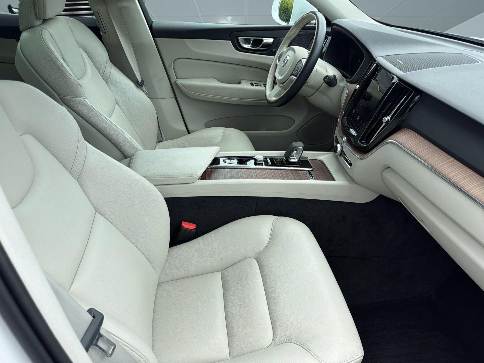Certified 2022 Volvo XC60 B5 Momentum w/ Climate Package AWD/4WD image 23