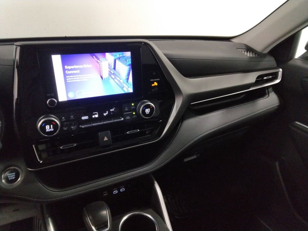 Used 2024 Toyota Highlander LE image 23