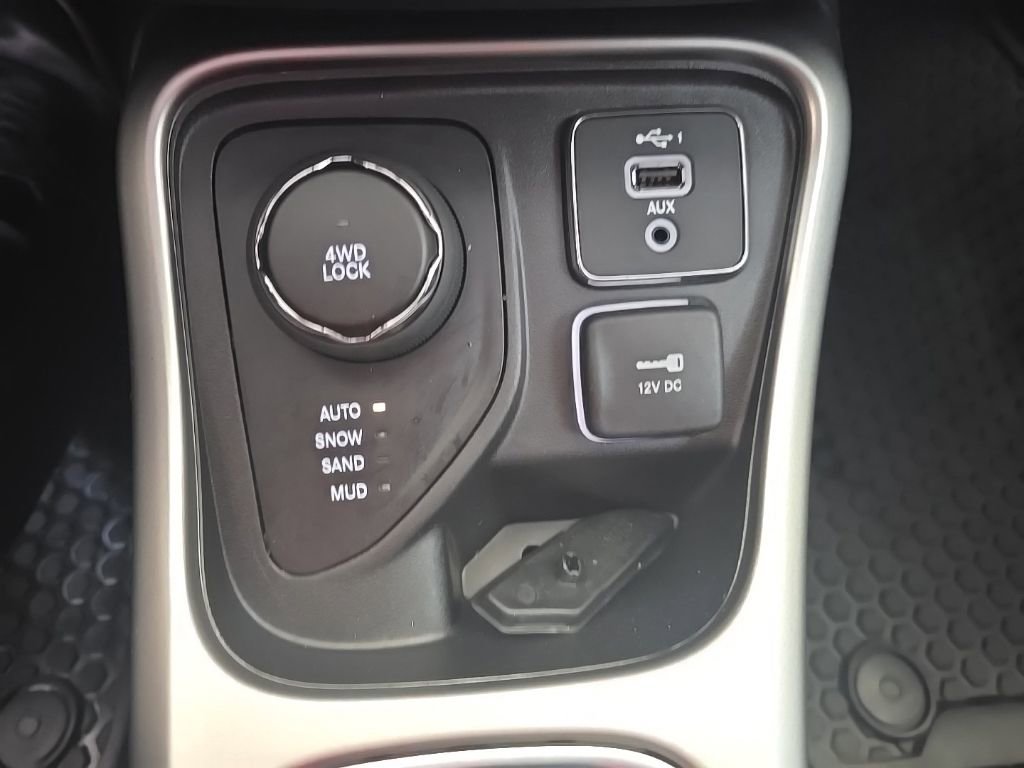 Used 2020 Jeep Compass Latitude w/ Cold Weather Group AWD/4WD image 23