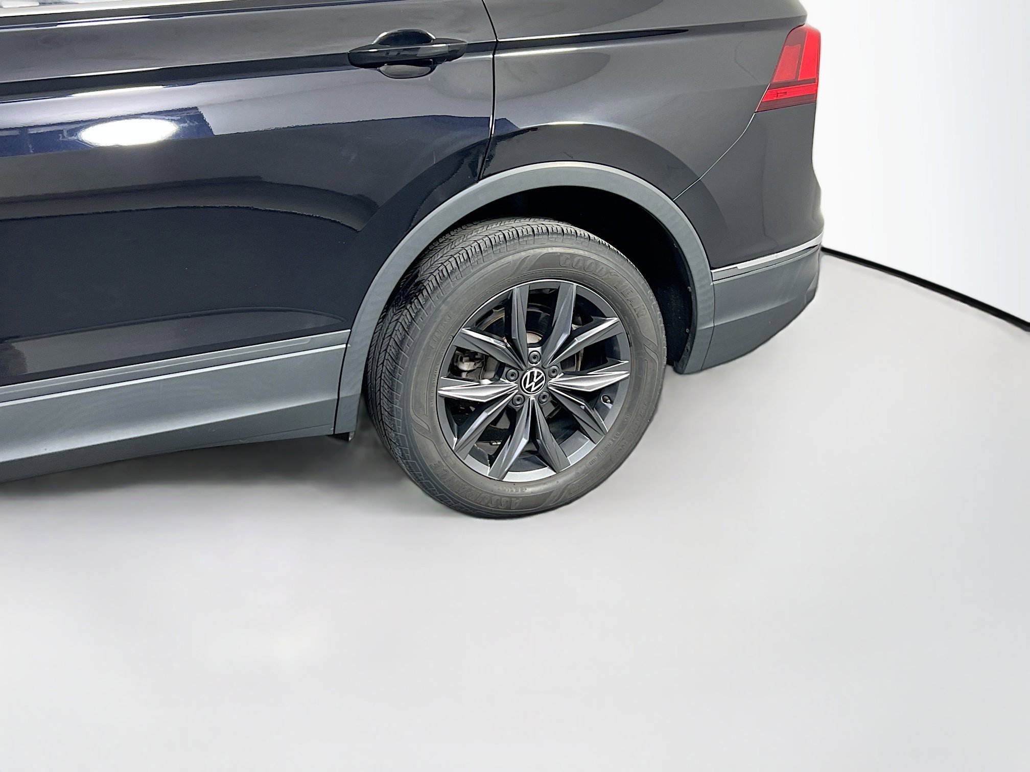 Used 2022 Volkswagen Tiguan SE AWD/4WD image 30