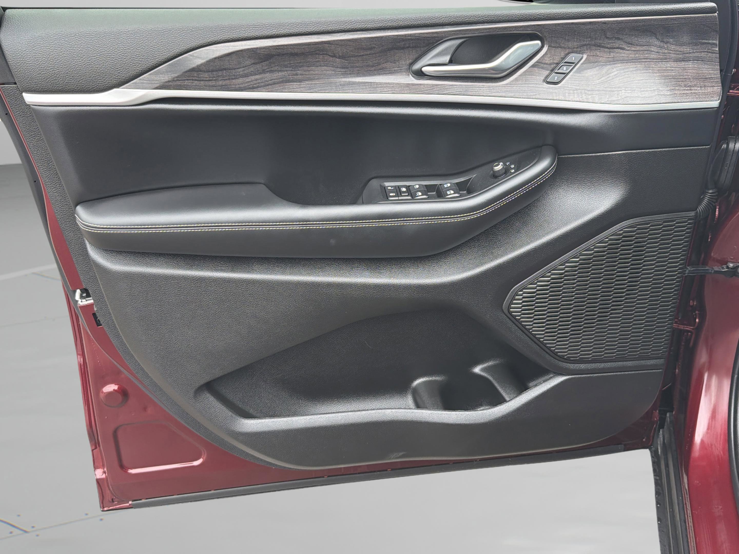 Used 2025 Jeep Grand Cherokee Limited w/ Trailer Tow Package image 29