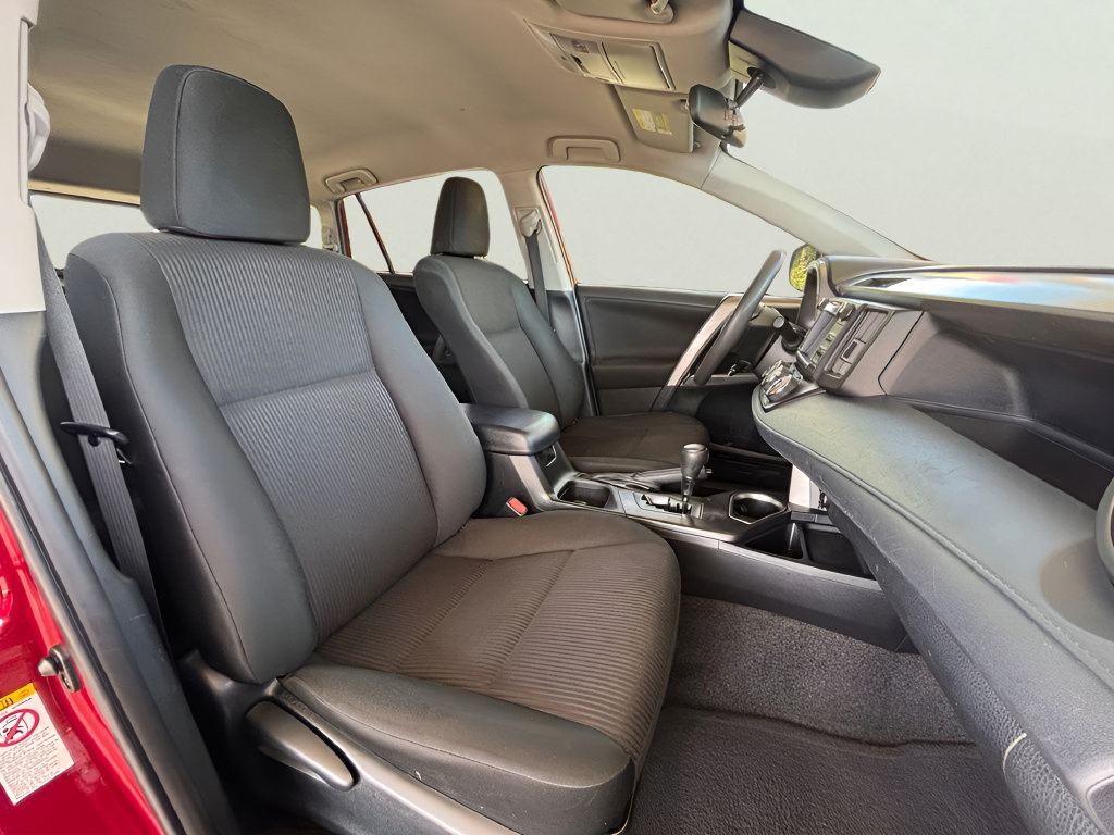 Used 2018 Toyota RAV4 LE FWD image 29