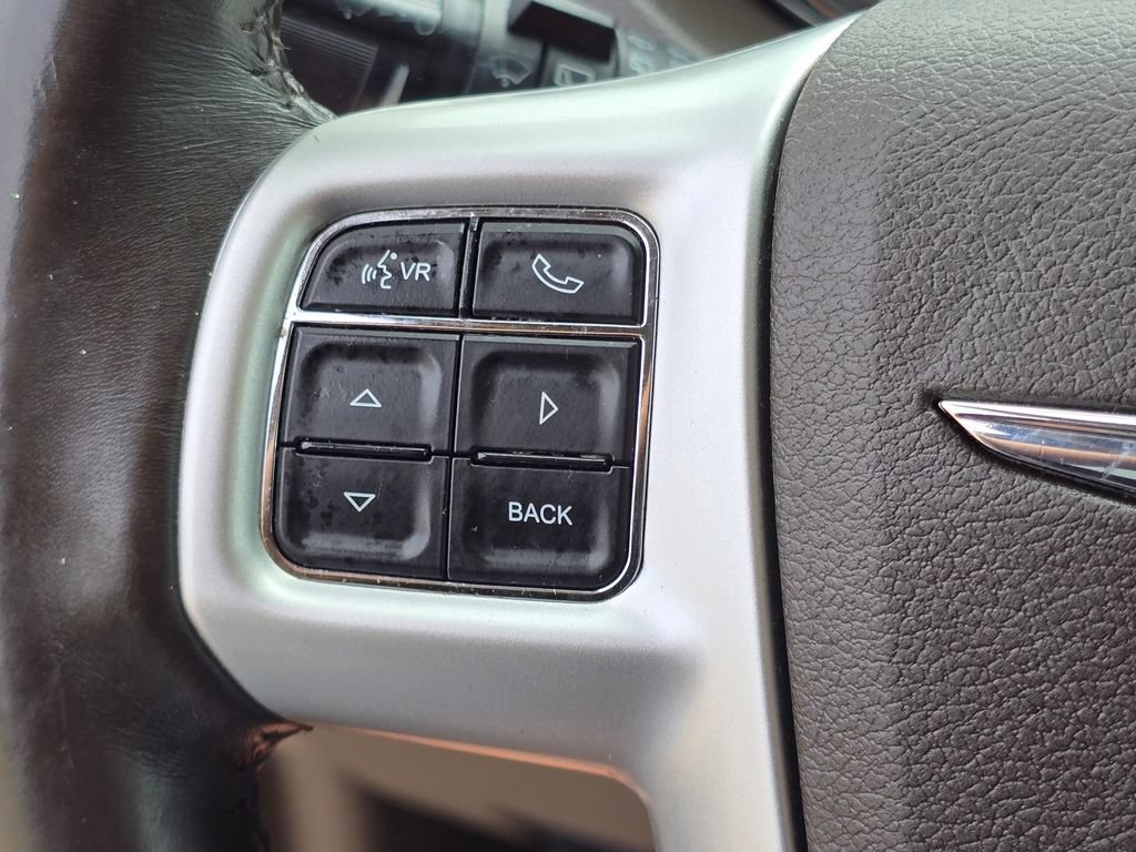 Used 2016 Chrysler Town & Country Touring FWD image 17
