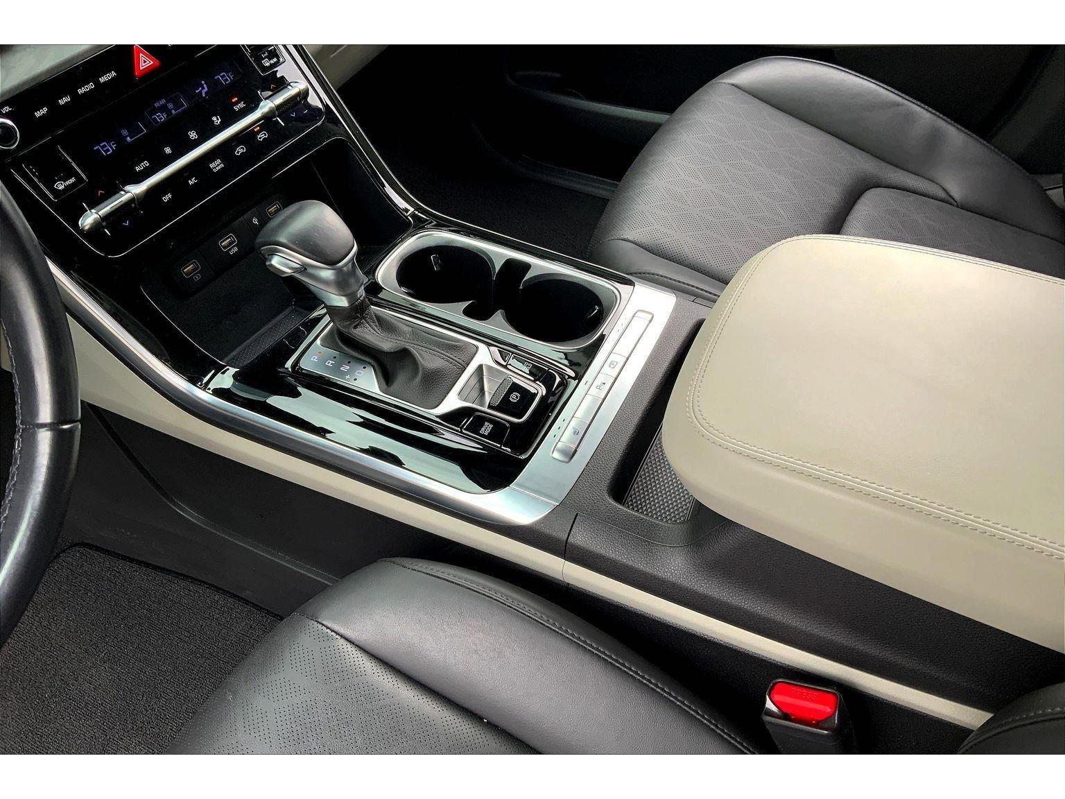 Used 2023 Kia Carnival EX image 16