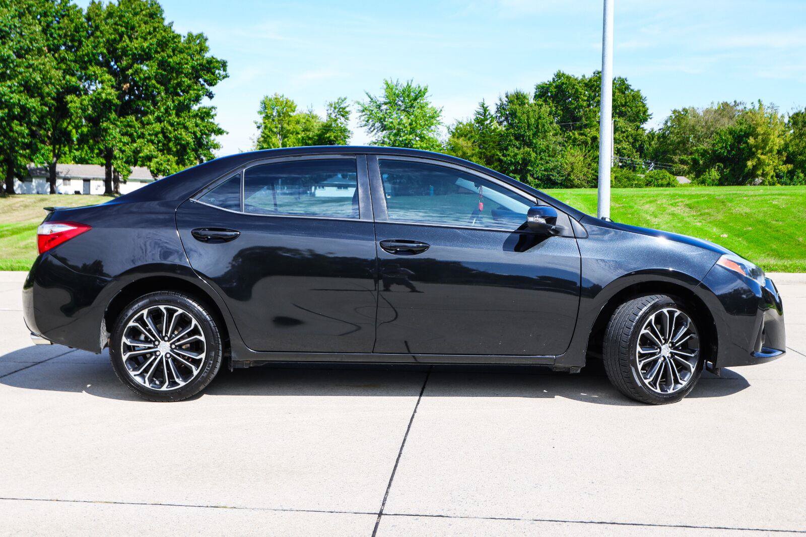 Used 2015 Toyota Corolla S Premium FWD image 5