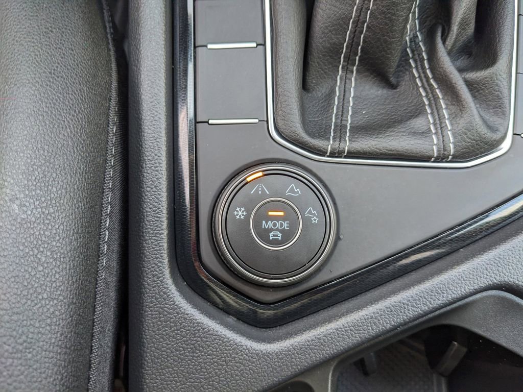 Certified 2025 Volkswagen Taos SE AWD/4WD image 27