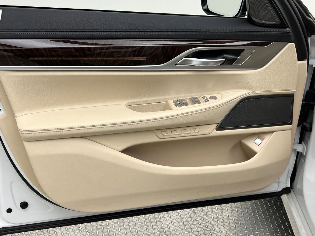 Used 2022 BMW 740i image 32