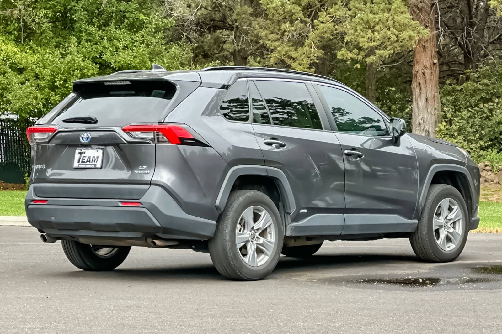 Used 2022 Toyota RAV4 LE AWD/4WD image 4