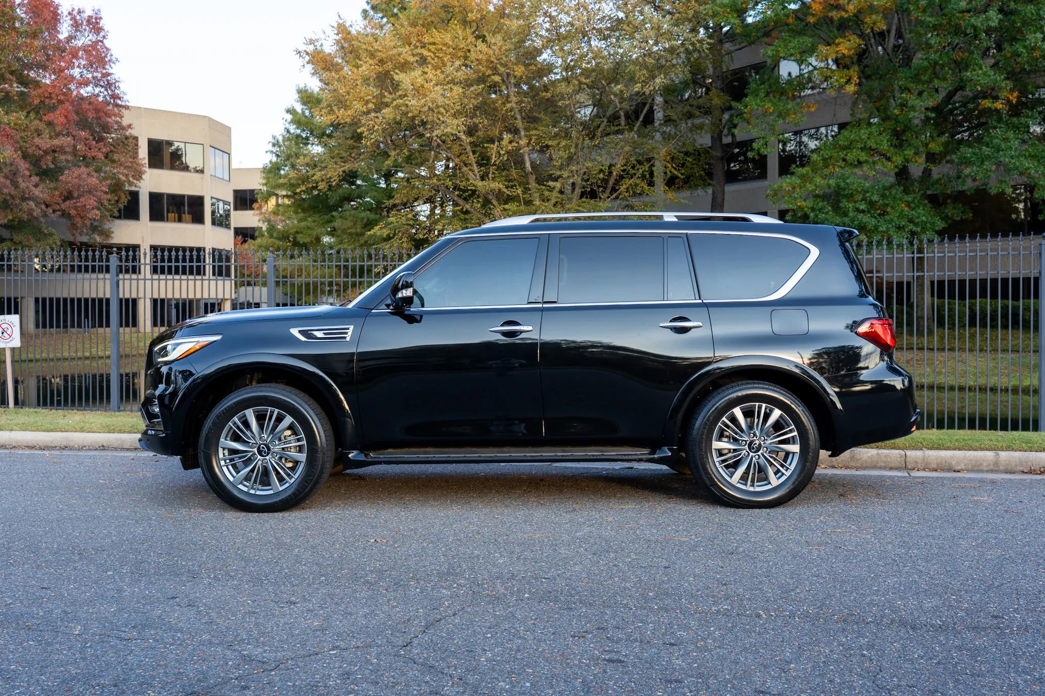 Used 2021 INFINITI QX80 Luxe w/ Cargo Package image 10