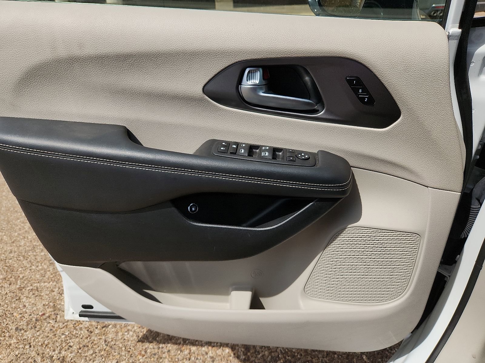 Used 2024 Chrysler Pacifica Select image 15