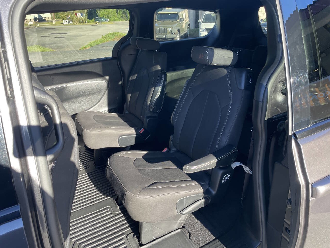 Used 2020 Chrysler Pacifica Touring w/ Advanced Safetytec Group image 12