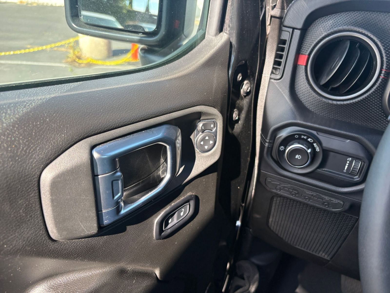 Used 2025 Jeep Wrangler Unlimited Rubicon image 18