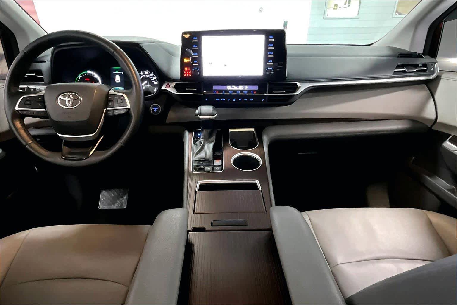 Used 2022 Toyota Sienna XLE image 9