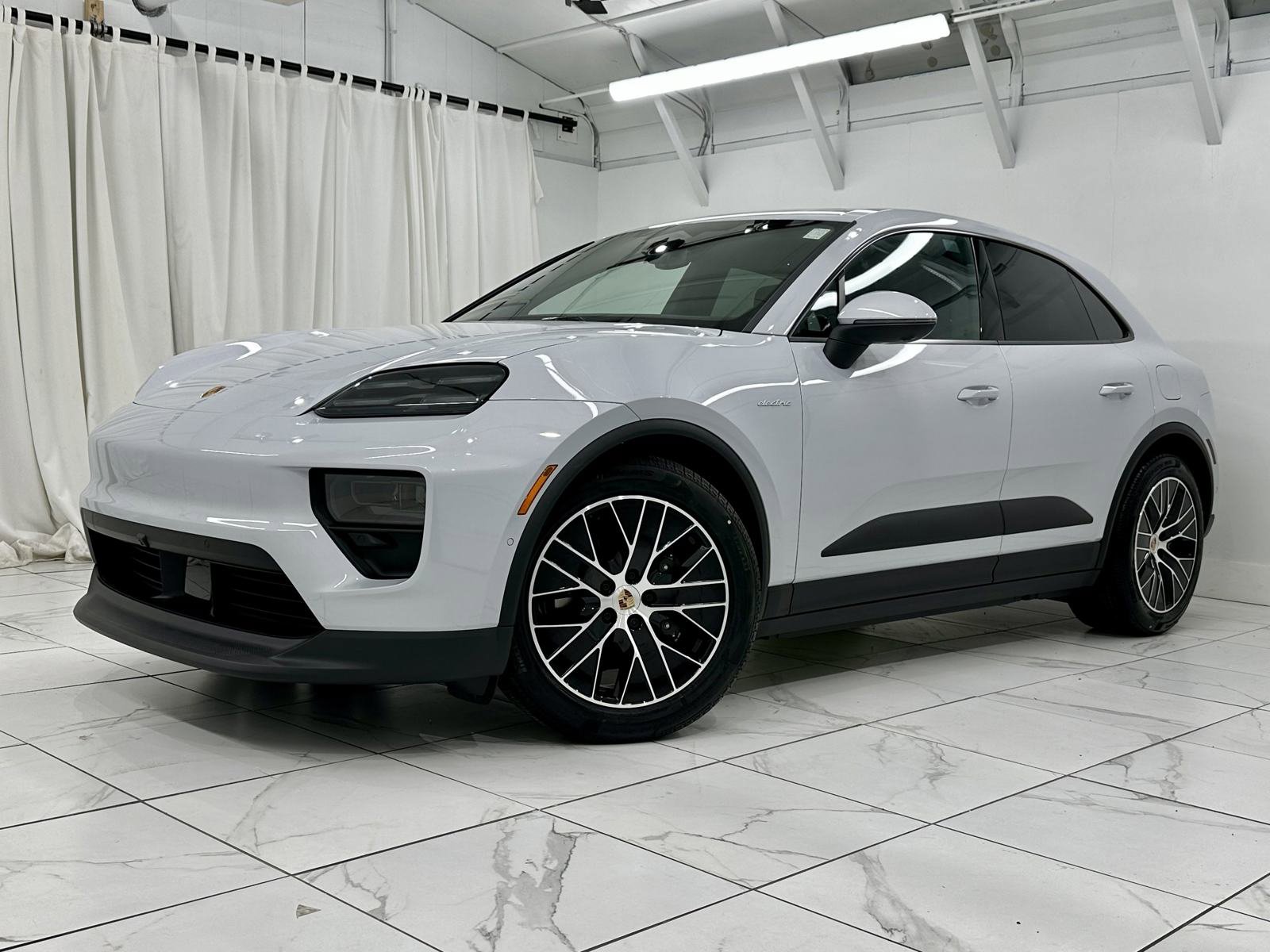 Certified 2025 Porsche Macan Electric image 1