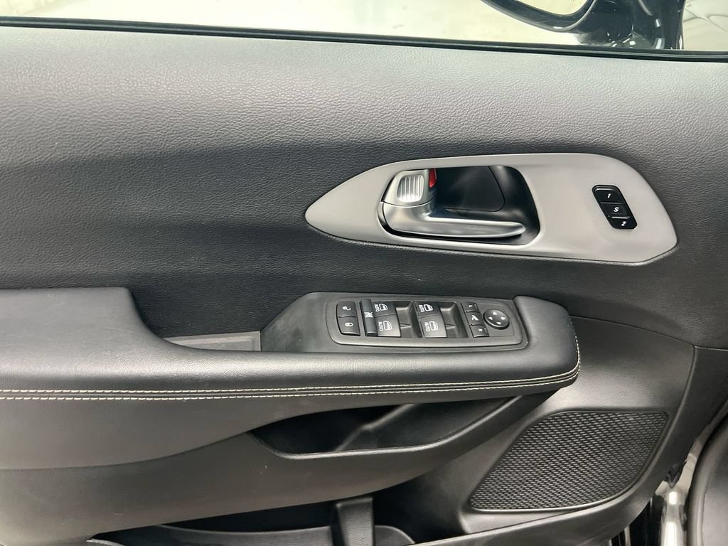 Used 2025 Chrysler Pacifica Limited FWD image 22